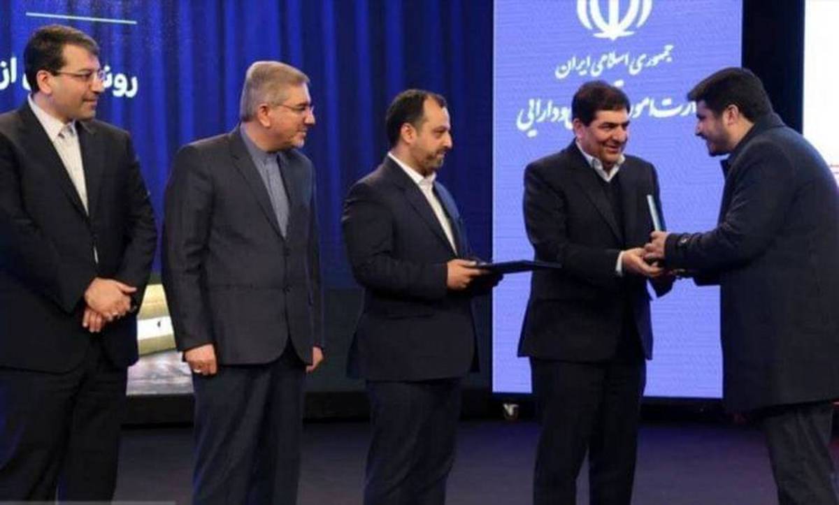 تجلیل از مدیرعامل پتروشیمی خراسان به عنوان پیشتاز اقتصادایران
