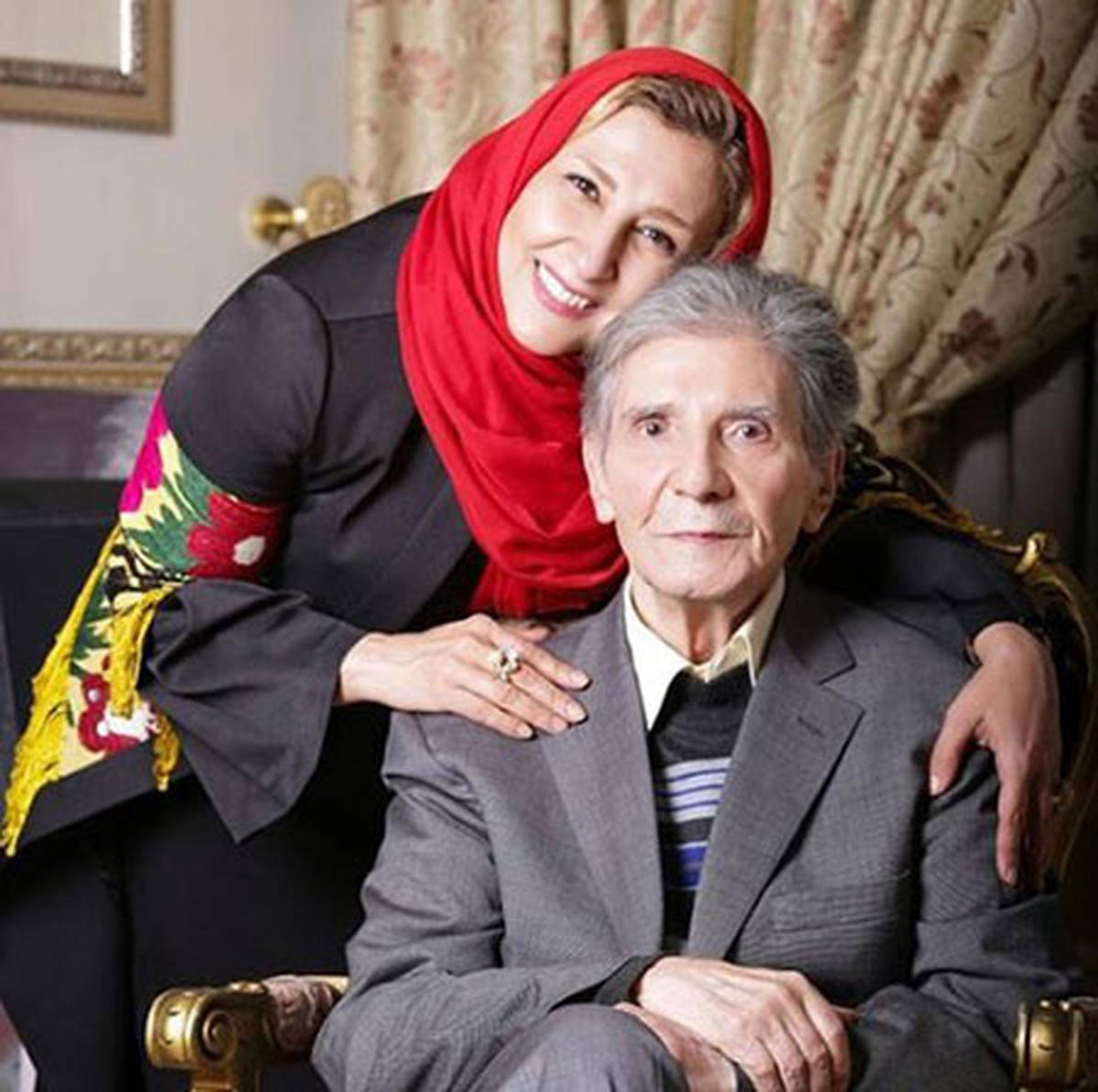 هدف گیری مرجانه گلچین با ژستی عجیب | مرجانه گلچین در حال کیو کیو بنگ بنگ! + عکس